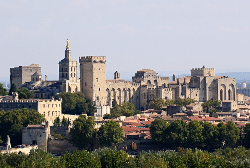 2. Cung điện của Giáo hoàng. Được thiết kê theo kiến trúc gothic, nằm ở khu lịch sử của thành phố Avignon, Pháp. Ngày nay, cung điện này, cùng với cầu Avignon và Tòa nhà Hội đồng giám mục gần cạnh, đã được UNESCO công nhận là di sản thế giới 1995.