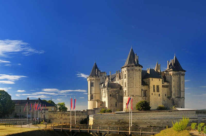 3. Lâu đài De Saumur. Nằm ở Saumur, Pháp. Lâu đài được xây dựng vào thế kỷ thứ 10 bởi Theobald I. Đây là một trong những lâu đài đẹp nhất nước Pháp nói riêng và thế giới nói chung.