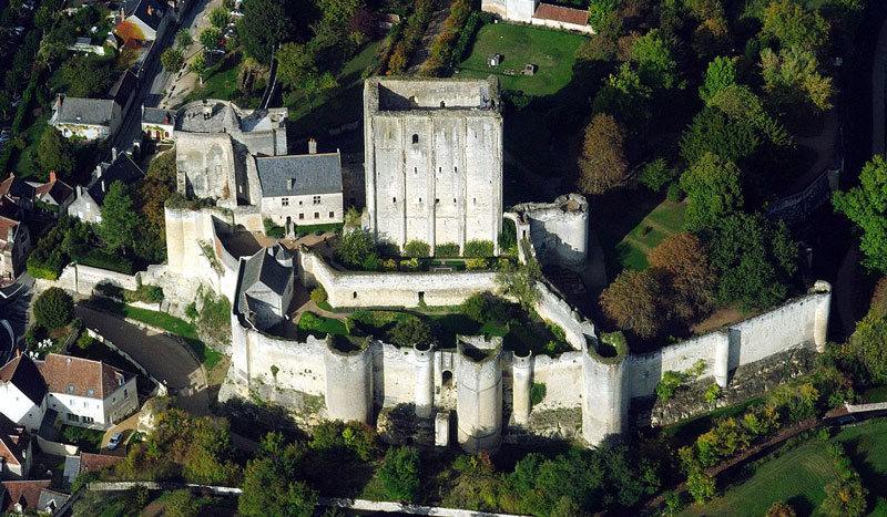4. Lâu đài De Loches. Tòa lâu đài này nằm ở Loches, Pháp. Nó được xây dựng vào thế kỷ thứ 9. Năm 1985, nó được chuyển đổi thành bảo tàng có chứa bộ sưu tập lớn nhất của áo giáp thời trung cổ ở Pháp.