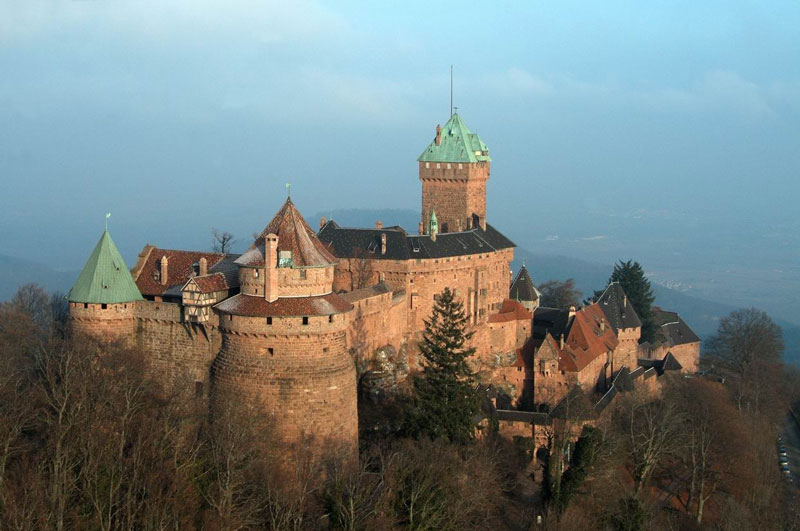 5. Lâu đài Du Haut-Koenigsbourg. Lâu đài thời trung cổ nằm ở Orschwiller, Pháp. Ngày nay, đây là địa điểm du lịch lớn, thu hút hơn 500.000 du khách mỗi năm.