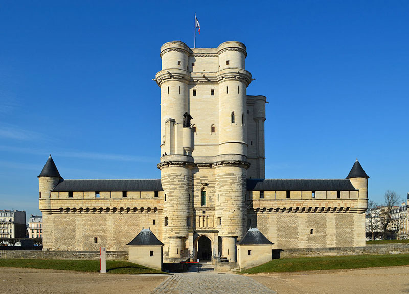 6. Lâu đài De Vincennes. Nó tọa lạc tại thị trấn Vincennes, Pháp. Lâu đài được xây dựng từ giữa những năm 1340-1410, thời vua Louis VII. Qua thời gian, hầu hết các tòa chính của lâu đài đều bị phá hủy cho đến khi được xây dựng, trùng tu lại vào thế kỷ 14.