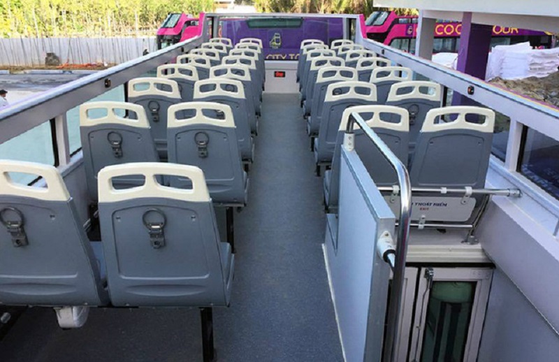 Tầng 2 của chiếc xe buýt 2 tầng tại Đà Nẵng không khác nhiều so với chiếc chạy thử nghiệm tại Hà Nội, với 42 chỗ, gá để bình nước, hệ thống loa giới thiệu các điểm du lịch...