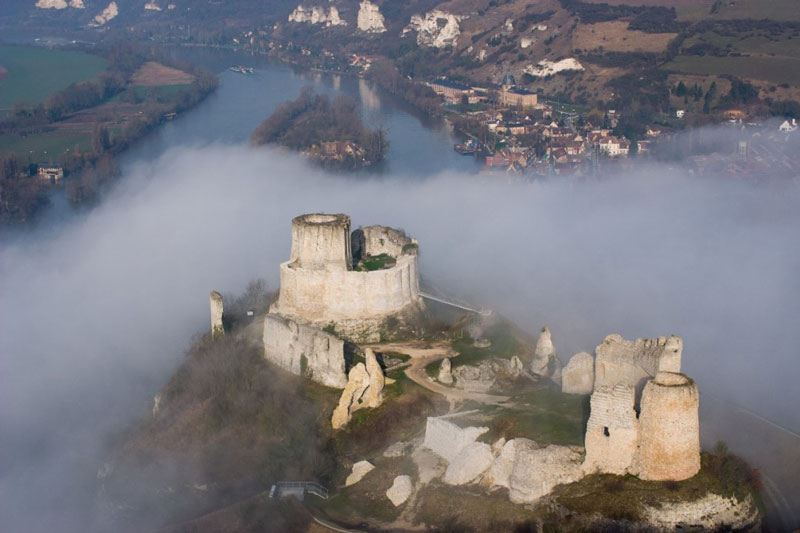 7. Lâu đài Gaillard. Lâu đài thời trung cổ tọa lạc ở Les Andelys, Pháp. Nó được bắt đầu xây dựng vào năm 1196 dưới sự bảo trợ của Richard I (Vua của nước Anh). Lâu đài được liệt kê vào di tích lịch sử của Bộ Văn hoá Pháp.