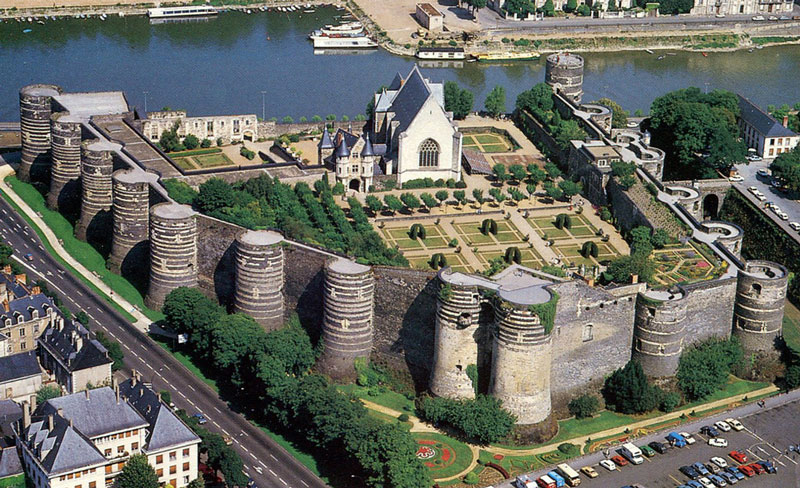 8. Lâu đài Angers. Lâu đài nằm ở thung lũng Loire, thuộc thành phố Angers, Pháp. Nó được xây dựng ở thế kỷ 9 bởi công tước Geoffrey Plantagenet. Mỗi năm, nơi này tiếp hàng triệu khách tới tham quan.