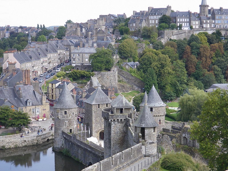 9. Lâu đài Chenonceau. Tọa lạc ở thung lũng sông Loire ở Pháp. Lâu đài được xây dựng trên địa điểm của một nhà máy cũ trên sông Cher. Nó được xây dựng năm 1513 bởi Katherine Briconnet. Đây là một trong những điểm tham quan hấp dẫn nhất nước Pháp.