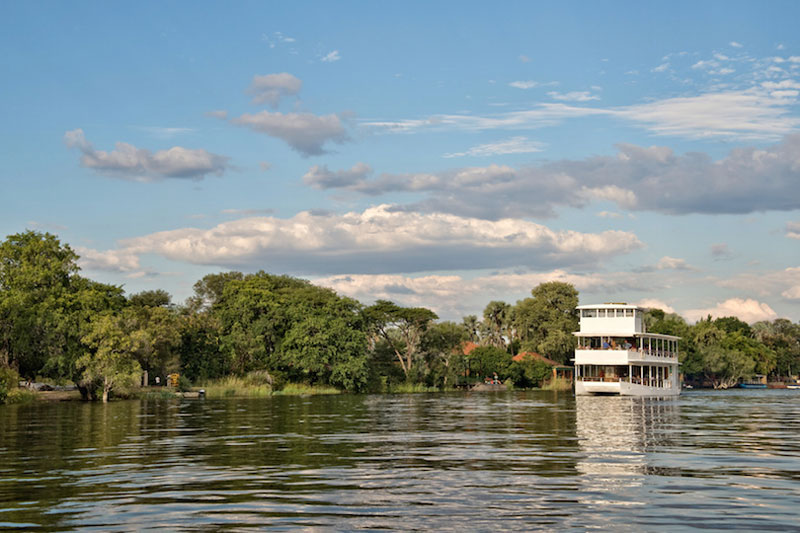 7. Sông Zambezi. Con sông dài thứ tư tại châu Phi và là sông lớn nhất đổ vào Ấn Độ Dương từ châu Phi. Sông có chiều dài 3.540 km với diện tích lưu vực sông là 1.390.000 km2. Đặc điểm nổi bật nhất của sông Zambezi là thác Victoria, một trong những thác nước đẹp nhất thế giới.