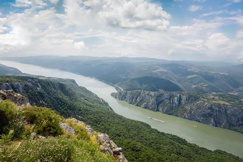 4. Sông Danube. Con sông dài thứ hai ở châu Âu (sau sông Volga ở Nga). Sông bắt nguồn từ vùng Rừng Đen của Đức, là hợp lưu của hai dòng sông Brigach và Breg. Lưu vực sông Danube được tính từ vùng Donaueschingen là điểm hai con sông được nhắc tới ở trên gặp nhau. Sông dài 2850 km, chảy qua nhiều nước Trung và Đông Âu và đổ vào Biển Đen.