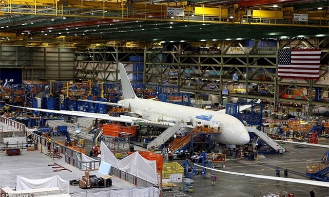 Cơ sở sản xuất máy bay Boeing ở Everett, Washington, là nguồn cung cấp máy bay thương mại lớn nhất ở Mỹ và tòa nhà lớn nhất thế giới, theoOxpic.