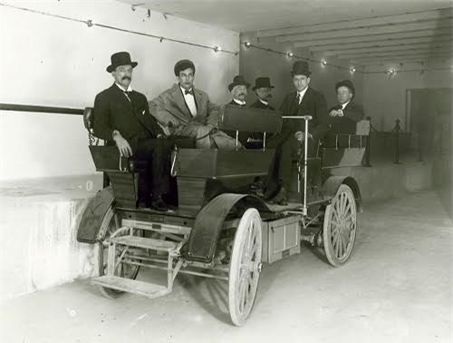 Chiêm ngưỡng mẫu xe điện đầu tiên của thế giới. Cách đây hơn 100 năm, hai chiếc xe điện không xả thải đầu tiên trên thế giới được sản xuất theo đơn đặt hàng của quốc hội Mỹ. (CHI TIẾT)