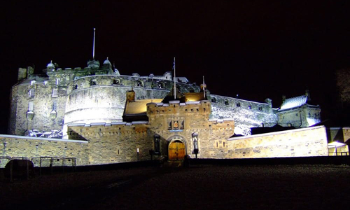 Là một trong nơi bị ma ám nặng nhất ở Vương quốc Anh, lâu đài Edinburgh tại Scotland được xây dựng vào thế kỷ 12. Đây là nơi diễn ra nhiều trận chiến đẫm máu nên có không ít người chết tại lâu đài cổ kính này.