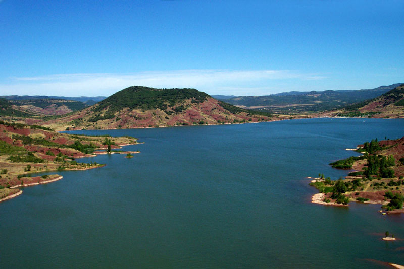 10. Hồ Salagou. Hồ chứa nước của sông Salagou, Clermont-l'Herault, Pháp. Với cảnh quan thiên nhiễn hữu tình cộng với việc khí hậu mát mẻ đã giúp hồ Salagou thu hút lượng lớn khách du lịch tới đây tham quan, nghỉ dưỡng.