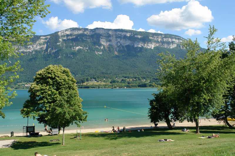 6. Hồ Aiguebelette. Hồ nước tự nhiên tọa lạc ở xã Aiguebelette-le-Lac, Pháp. Với diện tích bề mặt 5,45 km2 và độ sâu 71 mét, đây là một trong những hồ tự nhiên lớn nhất nước Pháp.