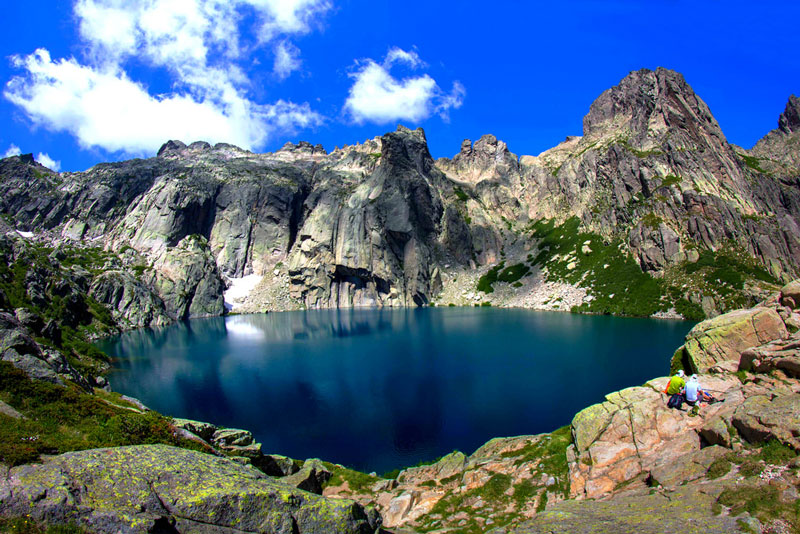 8. Hồ Capitello. Hồ nước nằm ở Corsica, Pháp. Hồ Capitello có diện tích 5,5 ha, nằm ở độ cao 2.230m so với mực nước biển. Hồ thường đóng băng 8 tháng/năm. Tới mùa du lịch, hàng này có hơn 1.000 du khách tới đây du ngoạn.