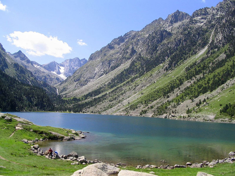 9. Hồ Gaube. Đây là hồ nước nằm dưới chân núi Pyrenees, Pháp. Hồ rộng 19 ha và nằm ở độ cao 1.725m so với mực nước biển. Đây là điểm đến ưa thích của những du khách thích leo núi lẫn chèo thuyền hay bơi lội. 