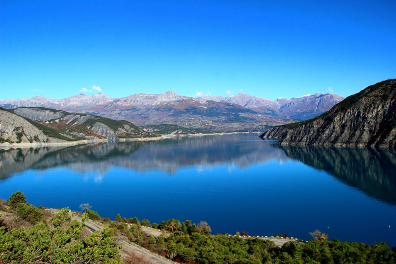 2. Hồ Serre-Poncon. Hồ nước nằm ở Đông Nam của Pháp. Nó là một trong những hồ nhân tạo lớn nhất ở Tây Âu với diện tích lên tới 28 km2.