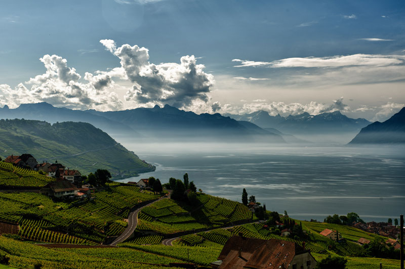 3. Hồ Geneva. Nó là hồ nước ngọt lớn thứ hai tại Trung Âu khi nói tới diện tích bề mặt, chỉ sau hồ Balaton. Khoảng 60% diện tích của nó thuộc chủ quyền của Thụy Sĩ (các bang Vaud, Geneve và Valais), và 40% thuộc Pháp (tỉnh Haute-Savoie).