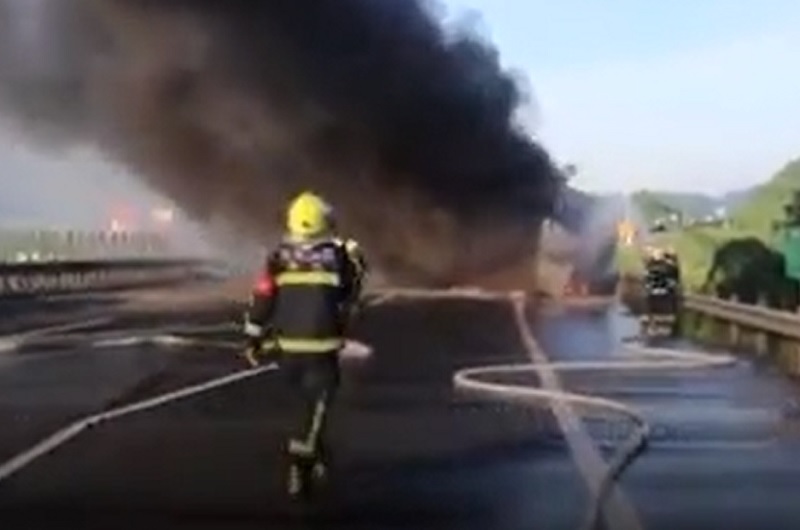 Lính cứu hỏa dập tắt đám cháy xuất phát từ vụ nổ.