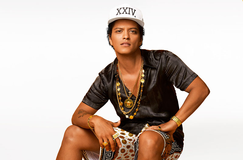 10. Bruno Mars (1985). Nam ca sĩ, nhạc sĩ và nhà sản xuất thu âm người Mỹ. Anh được ghi nhận là một nghệ sĩ hát đơn thực sự sau khi anh góp giọng và đồng sáng tác các bài hát “Nothin on You” của B.o.B và “Billionaire” của Travie McCoy.