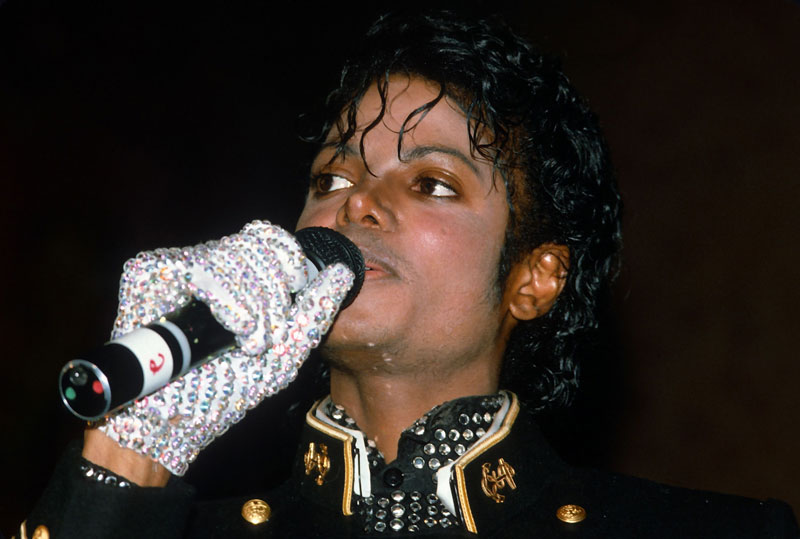 1. Michael Jackson (1958-2009). Là ca sĩ, nhạc sĩ, nhà sản xuất thu âm, vũ công và diễn viên người Mỹ. Ông được mệnh danh là “Vua nhạc pop” hay “Ông hoàng nhạc pop”. Với những đóng góp không ngừng nghỉ của ông đối với ngành công nghiệp âm nhạc, khiêu vũ, thời trang cùng những biến động xung quanh cuộc sống cá nhân, Jackson đã trở thành một trong những cái tên phổ biến nhất nền văn hóa nghệ thuật toàn cầu trong hơn bốn thập kỷ qua.