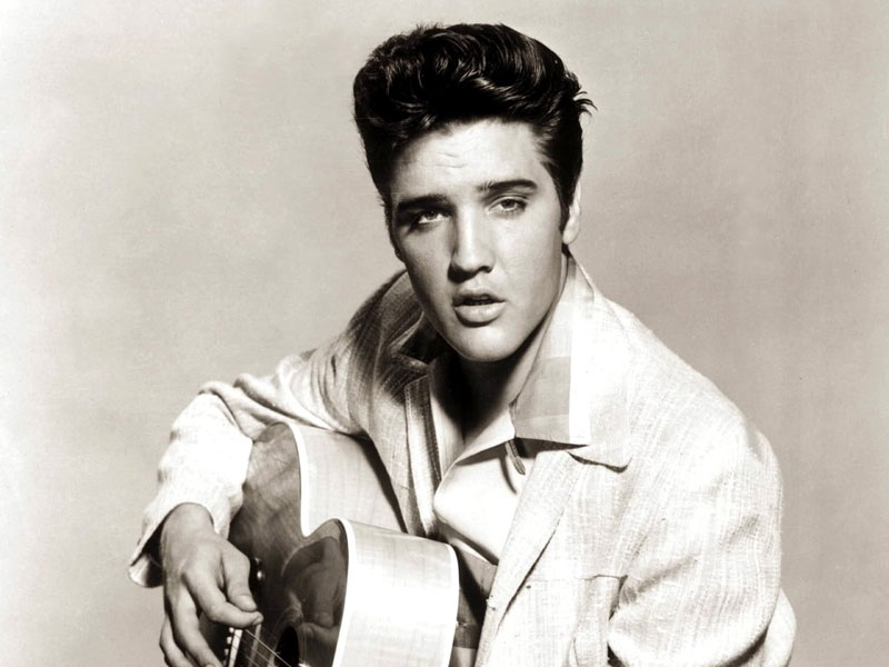 3. Elvis Presley (1935-1977). Nam ca sĩ, diễn viên người Mỹ. Presley được mệnh danh là “Vua nhạc rock and roll”. Trong suốt sự nghiệp ca hát của mình kéo dài đến 2 thập kỷ, ông đã lập và phá vỡ những kỷ lục về lượng khán giả đến xem trình diễn cũng như lượng đĩa nhạc được tiêu thụ.