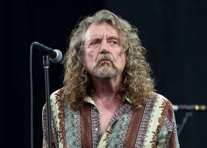 5. Robert Plant (1948). Nam ca sĩ, nhạc sĩ nổi tiếng người Anh. Ông được biết tới nhiều nhất trong vai trò là người sáng tác và hát chính cho ban nhạc rock huyền thoại Led Zeppelin. Với sự nghiệp vĩ đại kéo dài tới hơn 40 năm, Plant được công nhận như một trong những ca sĩ xuất sắc nhất của lịch sử nhạc rock. 