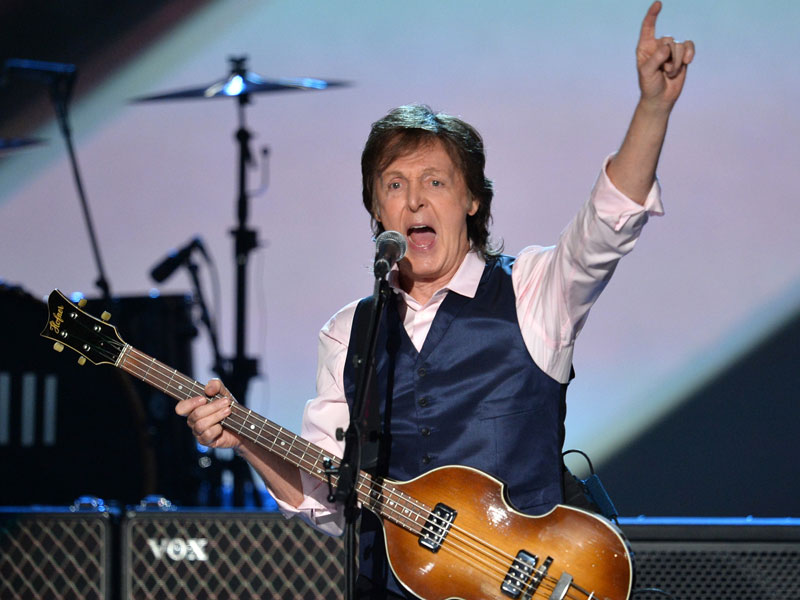 6. Paul McCartney (1942). Nam nhạc sĩ, ca sĩ, cựu thành viên nổi tiếng của The Beatles (1960-1970) và Wings (1971-1981). Sách Kỷ lục Guinness công nhận cố ca sĩ người Anh là “Nghệ sĩ thành công nhất lịch sử âm nhạc đương đại” với 60 đĩa Vàng và hơn 100 triệu đĩa đơn đã được bán ra chỉ riêng ở Anh.