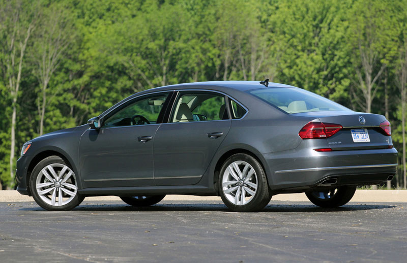 8. Volkswagen Passat SEL Premium (giá khởi điểm: 26.915 USD).