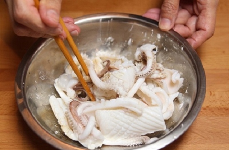Nên tẩm ướp bột ngọt vào nguyên liệu trước khi nấu để làm tăng vị umami tự nhiên.