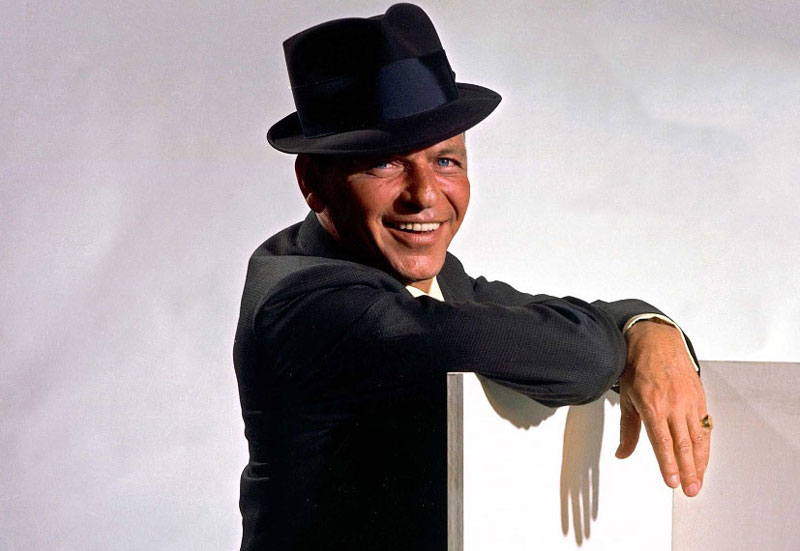 8. Frank Sinatra (1915-1998). Nam ca sĩ và diễn viên người Mỹ nổi tiếng một thời, từng đoạt giải Oscar. Bắt đầu sự nghiệp âm nhạc cùng thời với Harry James và Tommy Dorsey, Sinatra trở thành một nghệ sĩ solo thành công nhất trong đầu thập niên 1940, thần tượng của “bobby soxers”.