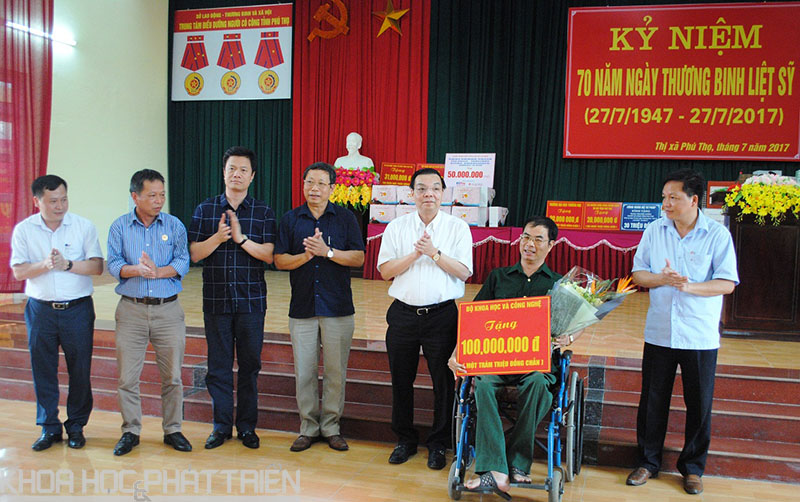 Đoàn công tác của Bộ KH&CN đã trao tặng 100 triệu đồng cho Trung tâm điều dưỡng Người có công tỉnh Phú Thọ.