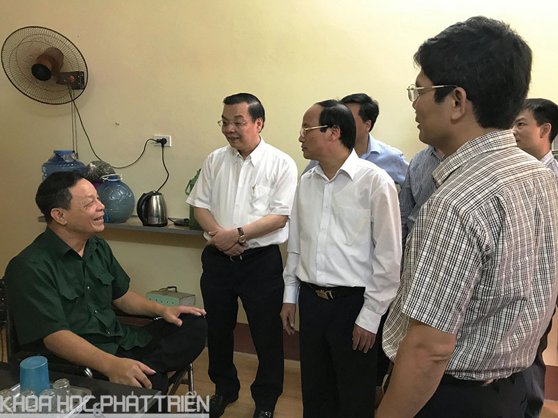 Bộ trưởng Chu Ngọc Anh (thứ hai từ trái qua) cùng Đoàn công tác thăm hỏi các đồng chí thương, bệnh binh