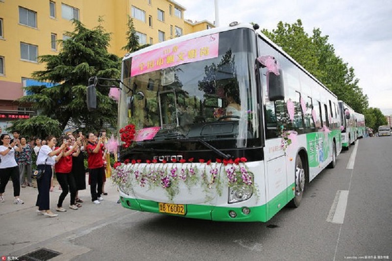 Đoàn xe cưới toàn xe buýt của Wu Zheng.