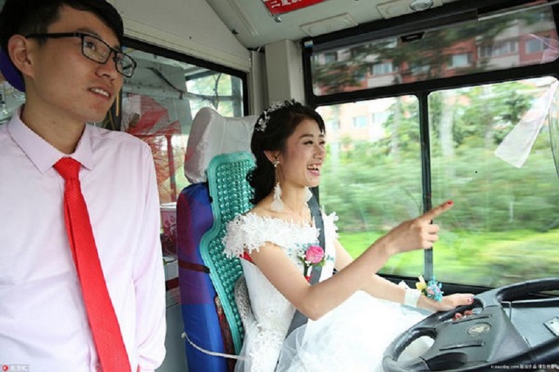 Wu đã tự tay cầm lái chiếc xe buýt để chở chồng mình đến lễ cưới.