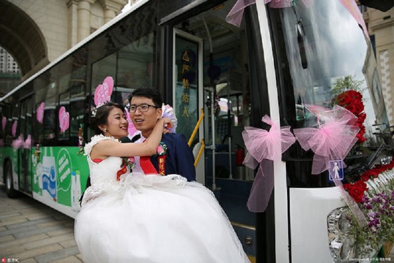 Wu Zheng hạnh phúc bên chồng trong ngày cưới.
