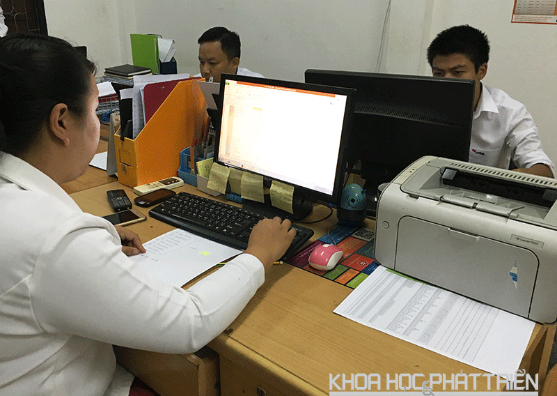 Nhân viên Phòng kinh doanh Star Telecom đang làm việc tại Chi nhánh Luang Prabang, Lào