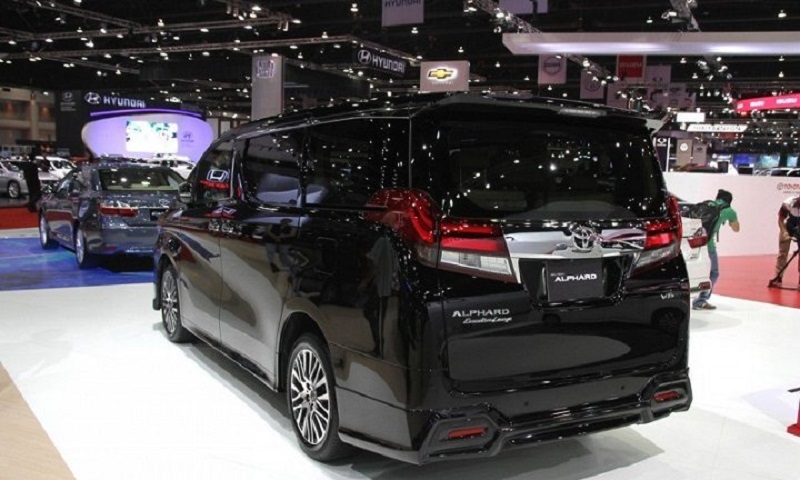 Alphard thuộc phân khúc xe đa dụng và là đối thủ cạnh tranh trực tiếp với Innova, Honda Odyssey,...