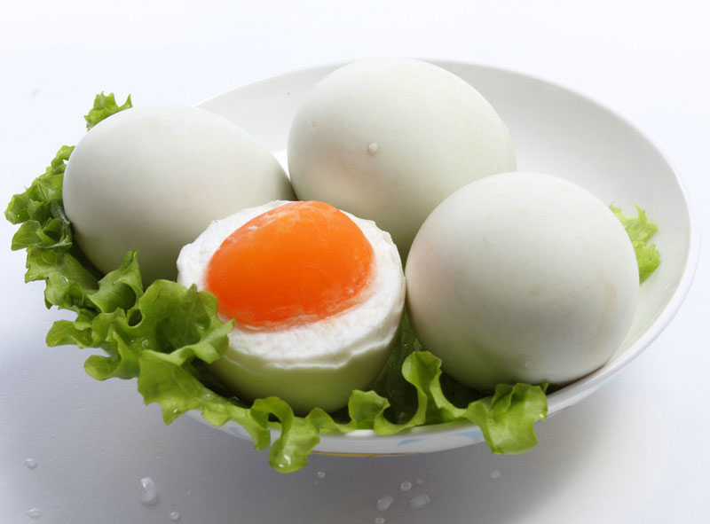 Hai cách làm trứng muối vô cùng đơn giản. Trứng muối là cách bảo quản và chế biến trứng của người Trung Quốc. Loại thực phẩm này rất giàu dinh dưỡng và có thể dùng để làm nhiều món ăn. (CHI TIẾT)