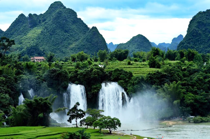 Thác Bản Giốc là một hoặc hai thác nước nằm trên sông Quây Sơn tại biên giới giữa Việt Nam và Trung Quốc. Ảnh: Tuan Hoang.