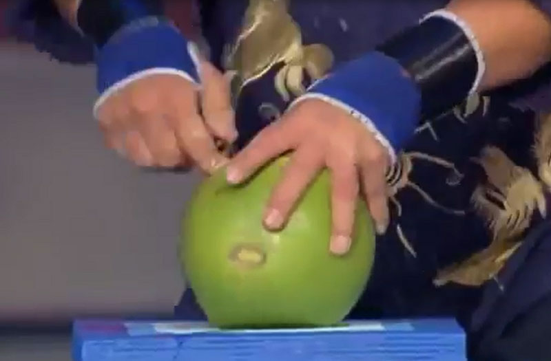 Ông Ho chọc thủng trái dừa bằng ngón tay.