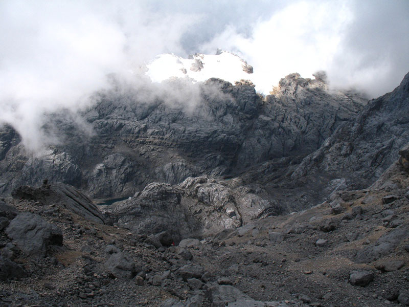 8. Núi Sumantri (Indonesia). Chiều cao: 4.870m.