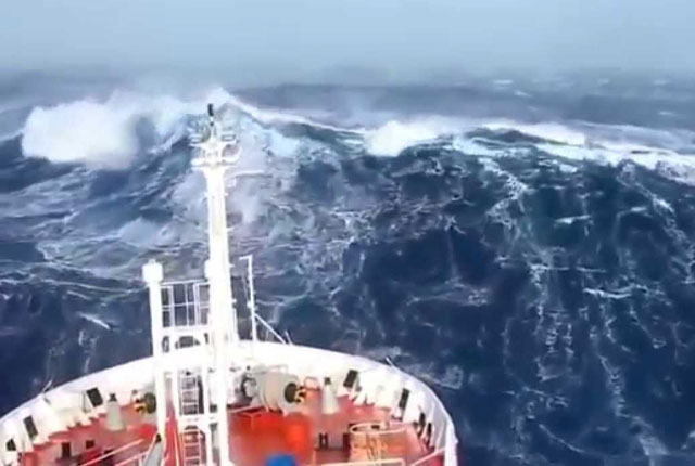  Tàu hàng di chuyển trong bão biển. 