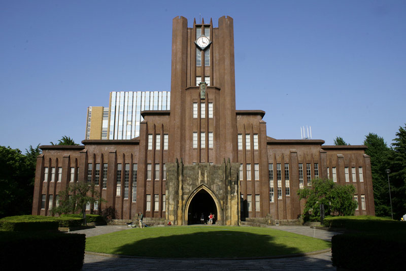 7. Đại học Tokyo (Todai). Thành lập năm 1877 ở thủ đô Tokyo, Nhật Bản. Todai đào tạo 10 chuyên ngành với khoảng 30.000 sinh viên theo học và nghiên cứu. Đây được xem là trường đại học lớn nhất và có lịch sử lâu đời nhất xứ sở hoa anh đào.