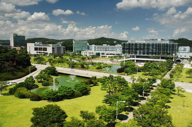 8. Viện khoa học và công nghệ tiên tiến Hàn Quốc (KAIST). Thành lập năm 1971 ở thành phố Daejeon, Hàn Quốc. KAIST là viện nghiên cứu khoa học và công nghệ danh tiếng nhất của Hàn Quốc cũng như châu Á và thế giới.
