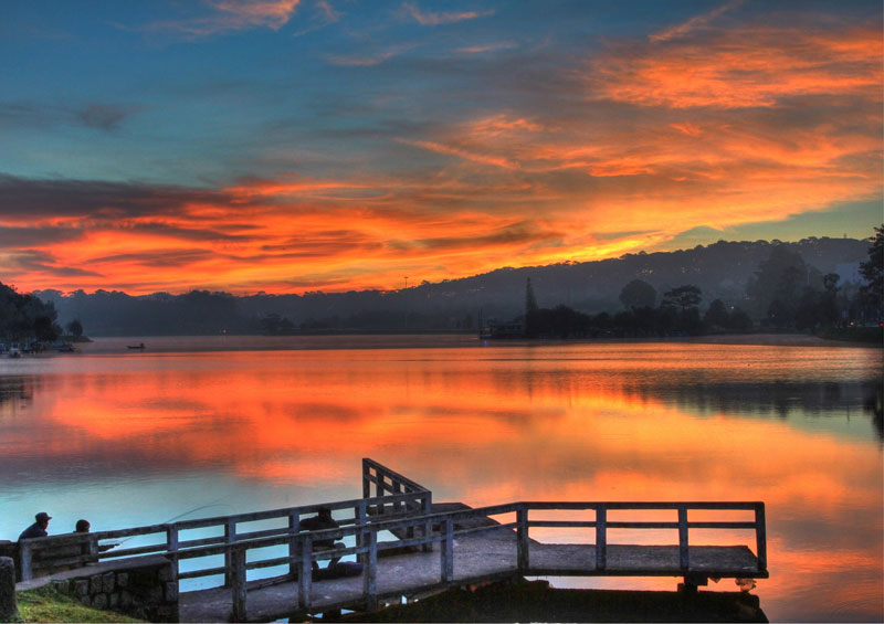 Hồ Xuân Hương nguyên là thung lũng có dòng suối Cam Ly chảy qua, nơi quần tụ của các cư dân Lạch buổi ban đầu. Ảnh: BestPrice.