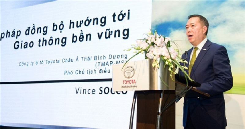 Ông Vince Socco, Phó chủ tịch điều hành của Công ty ôtô Toyota Châu Á Thái Bình Dương trình bày vềgiải pháp đồng bộ cho giao thông bền vững.
