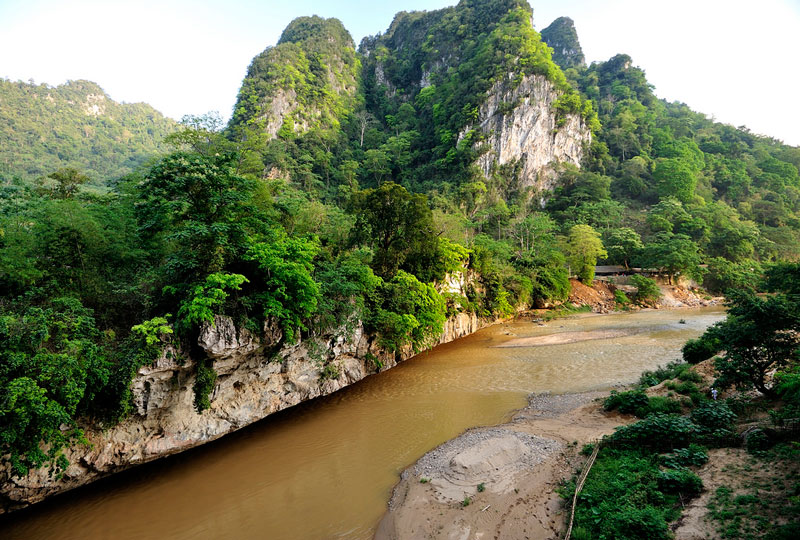 Sông Chu bắt nguồn từ vùng núi Houa (2.062m), Tây Bắc Sầm Nưa ở Lào; chảy theo hướng Tây Bắc - Đông Nam, đổ vào bờ phải sông Mã ở Ngã Ba Giàng (Ngã Ba Đầu, Ngã Ba Bông), cách cửa sông 25,5 km. Ảnh: Diem Dang Dung.