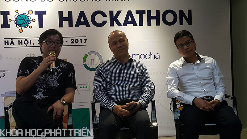 ông Đỗ Hoài Nam, Tống Viết Trung và Phùng Văn Cường chia sẻ thông tin về cuộc thi “Vietnam IoT Hackathon 2017”. 