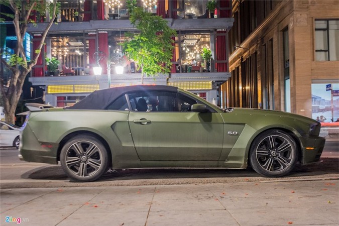 Ford Mustang bản đặc biệt giá tiền tỷ tại Hà Nội. Ford Mustang GT California Special trị giá tiền tỷ mang màu sơn xanh bộ đội xuất hiện trước một quán cafe tại Hà Nội. (CHI TIẾT)