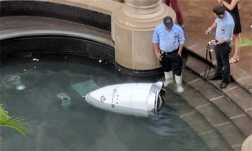 Robot an ninh Knightscope K5 chết đuối trong đài phun nước. Ảnh: Twitter.