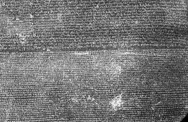  Phiến đá Rosetta là chìa khóa để bước vào lịch sử Ai Cập cổ đại.
